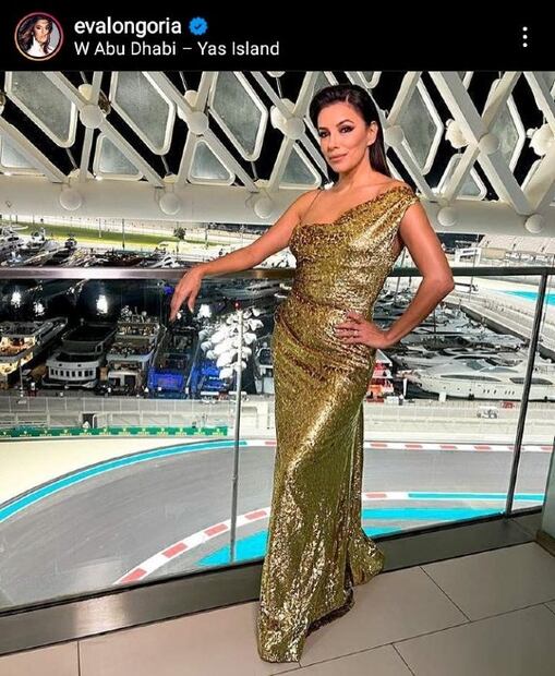 Eva Longoria impacta con sexy vestido dorado