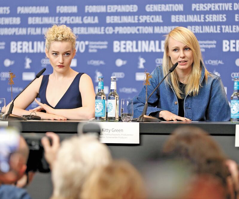 La directora australiana Kitty Green y la actriz Julia Garner durante la presentación de la cinta The assistant. FOTOS: HAYOUNG JEON. EFE Y MICHAEL SOHN. AP