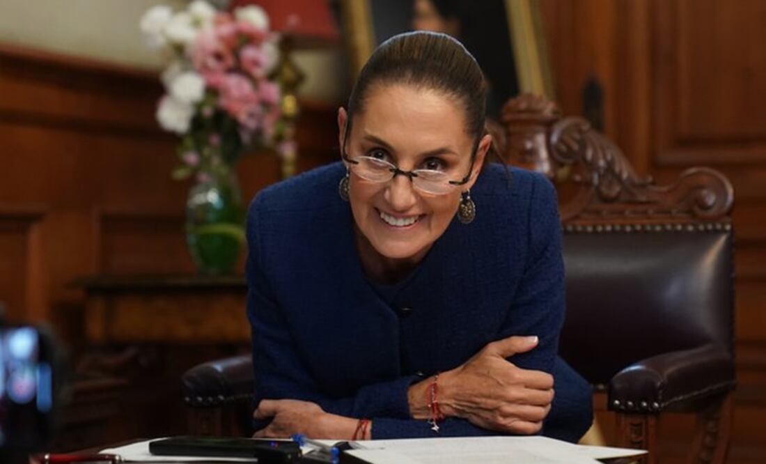 Fotografía de Claudia Sheinbaum Pardo sonriendo durante la llamada con el presidente electo de los Estados Unidos, Donald Trump. Foto: X @Claudiashein