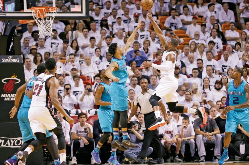 Dwayne Wade (der.) aportó 20 puntos en Playoffs por vigésima vez en su carrera (ALAN DIAZ. AP)
