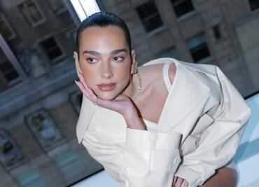 Dua Lipa luce el abrigo efecto pelo que está en tendencia