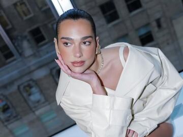 Dua Lipa luce el abrigo efecto pelo que está en tendencia