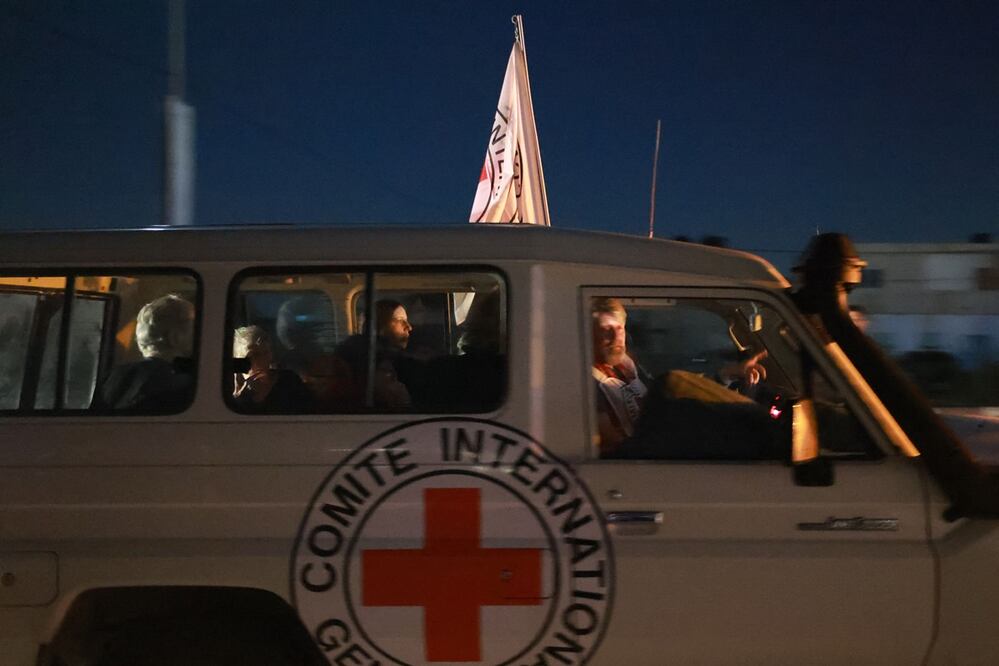 Un vehículo de la Cruz Roja Internacional que  transportaba rehenes liberados por Hamas cruza el punto fronterizo de Rafah en la Franja de Gaza hacia Egipto. Foto: AFP