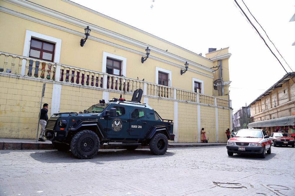 Después de que el pasado lunes la policía municipal de Papantla fuera desarmada, ayer varios vehículos de la Fuerza Civil recorrieron las calles del munic i p io gobernado por el Partido de la Revolución Democrática (ILSE HUESCA. CUARTOSCURO)