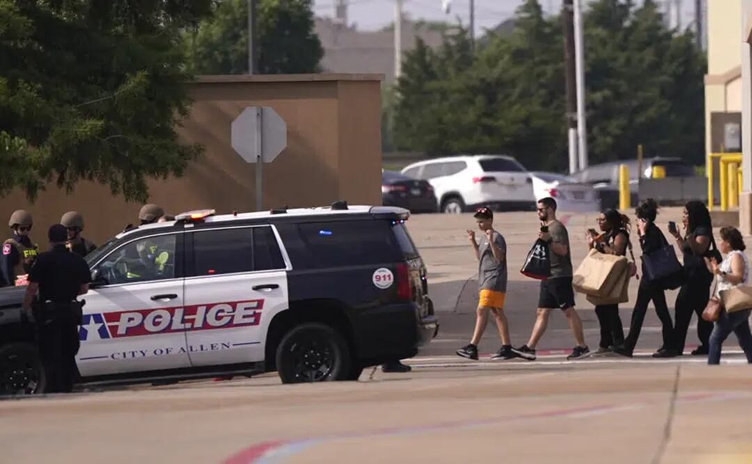 Gente con las manos en alto a la salida de un centro comercial tras reportes de un tiroteo el sábado 6 de mayo de 2023 en Allen, Texas. Foto: AP