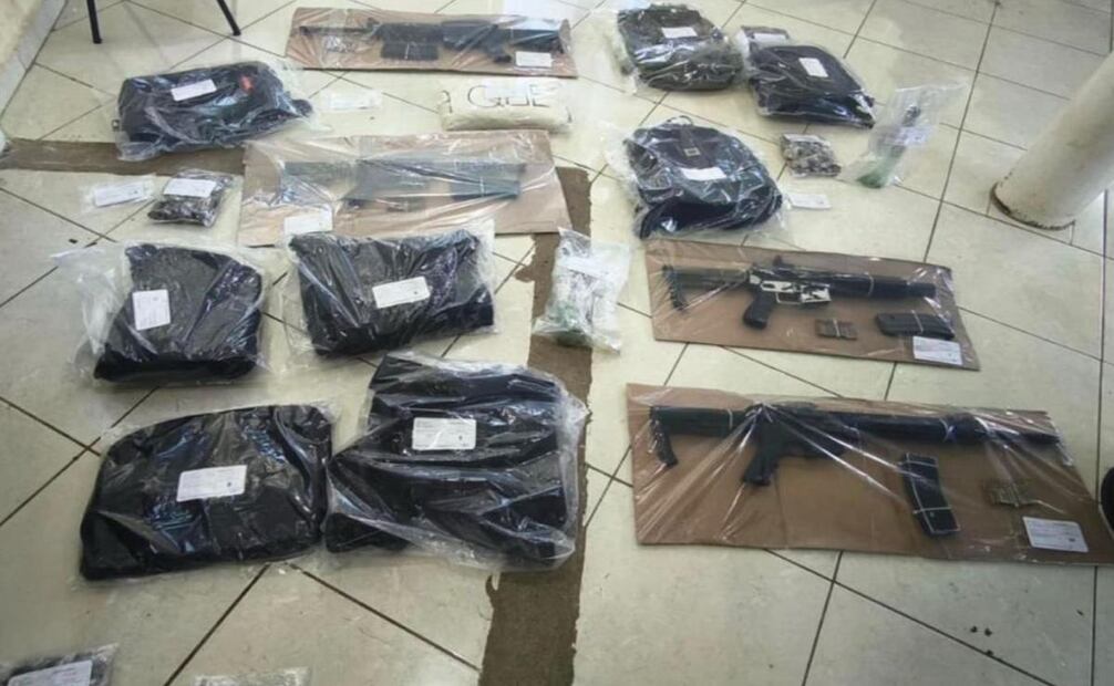 En Tabasco, fueron detenidas cuatro personas por cobro de piso; autoridades aseguraron armas largas y equipo táctico en el operativo. Foto: Especial