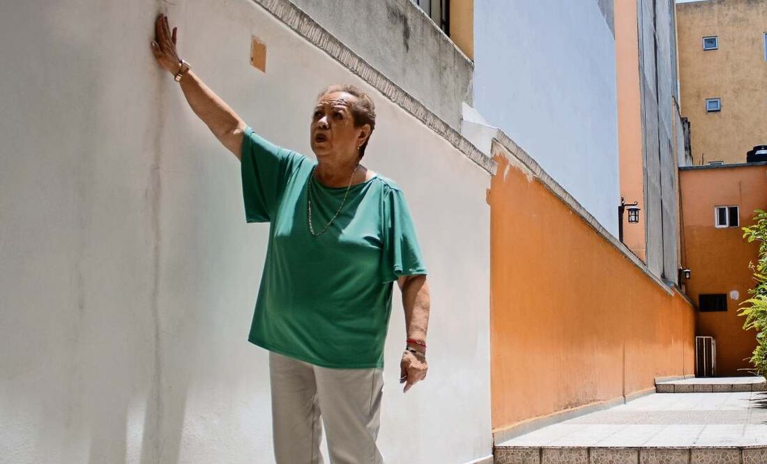 La señora Josefina da los últimos detalles para que su departamento quede reparado. En el patio aún hay marcas de fisuras en paredes. Foto: Fernanda Zamora / EL UNIVERSAL
