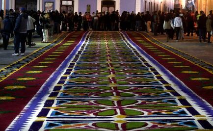 Huamantla honra a la Virgen con kilométrica alfombra multicolor