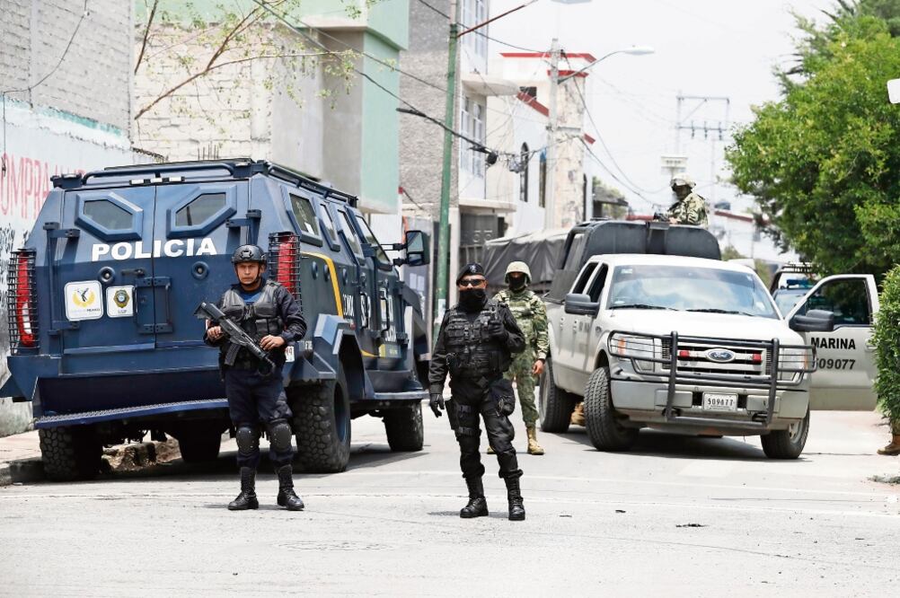 Elementos de la Secretaría de Seguridad Pública y de la Marina Armada de México realizaron ayer un operativo en la delegación Tláhuac (LUIS CORTÉS. EL UNIVERSAL)