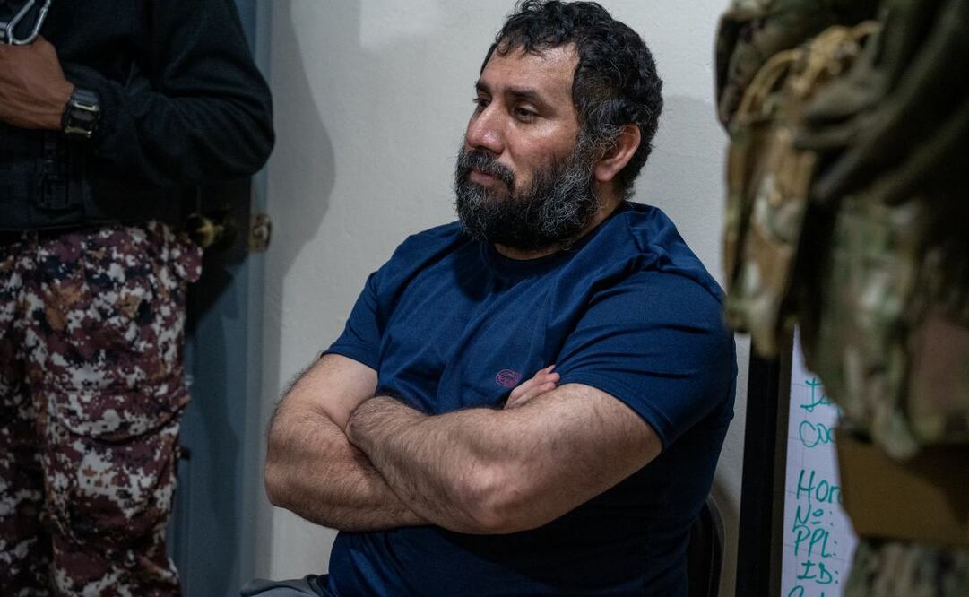 El narcotraficante José Adolfo Macías Villamar ('Fito') espera a su llegada a la cárcel La Roca este miércoles, en Guayaquil (Ecuador). 'Fito', la persona más buscada de Ecuador, fue recapturado casi año y medio después de fugarse de la cárcel, a donde volvió a la espera que ser probablemente extraditado a Estados Unidos para ser juzgado por siete cargos en su contra. (11/07/25) Foto: EFE