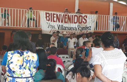 Pobladores de Aquila reciben a líder comunitario tras salir de prisión