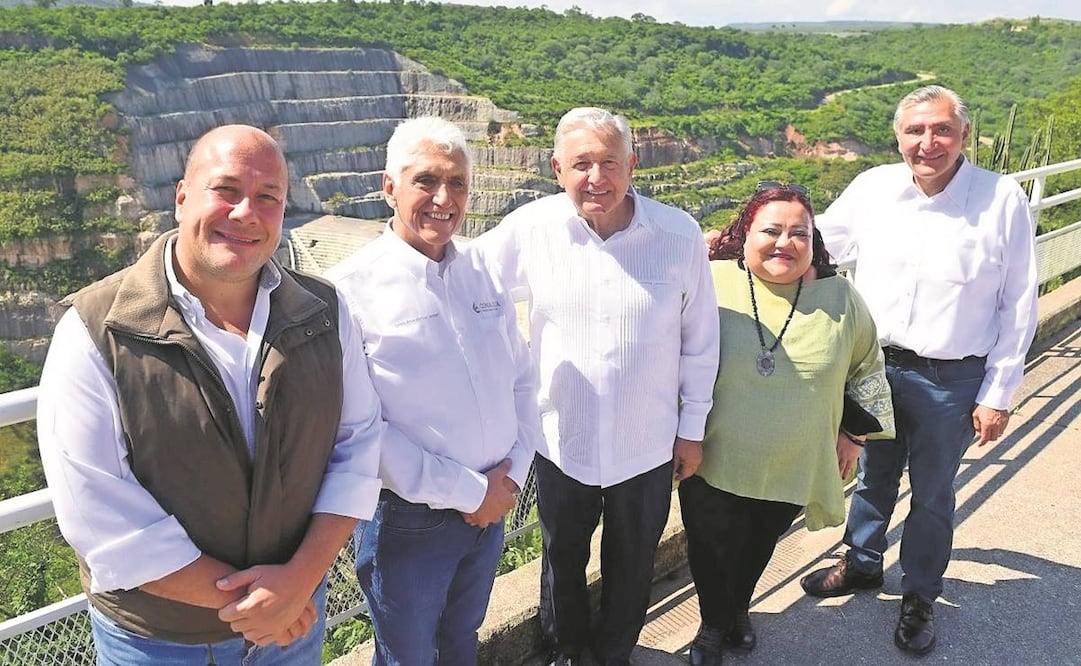 El presidente López Obrador, acompañado por el gobernador Enrique Alfaro, el titular de Conagua, y el secretario Adán Augusto López, supervisó el reinicio de la construcción de la presa El Zapotillo. Foto: Presidencia.
