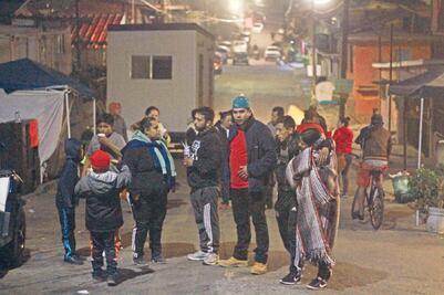Damnificados se organizan para enfrentar a saqueadores en Tijuana