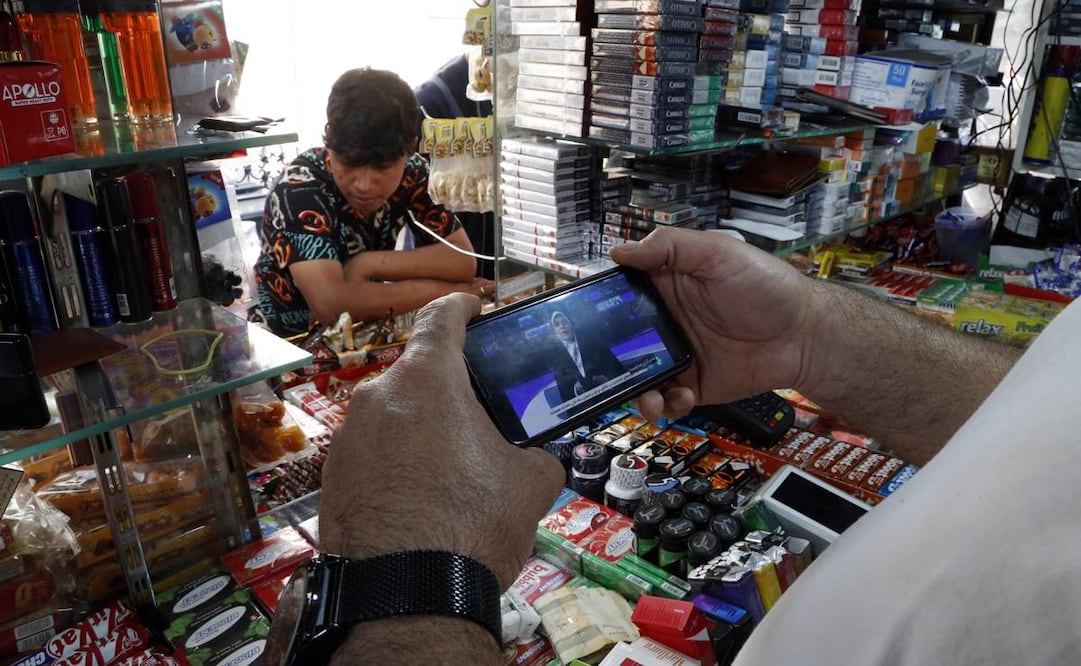 Un iraní sigue las noticias que anuncian el accidente de helicóptero del presidente. Foto: EFE