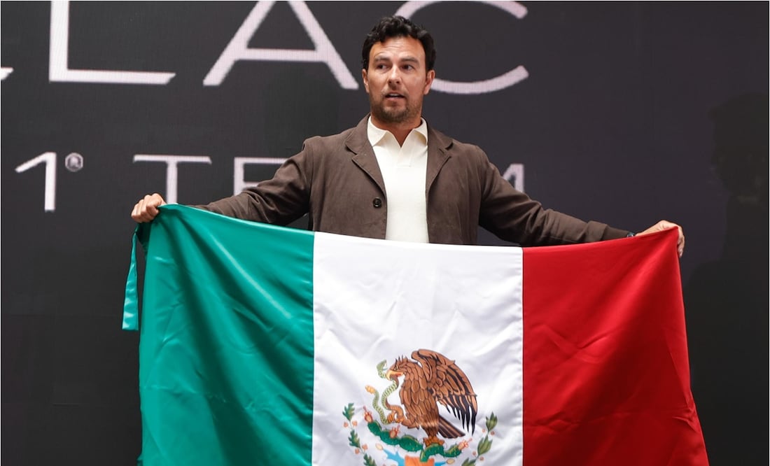 Checo Pérez mostró orgulloso la bandera de México en su conferencia. FOTO: Diego Simón Sánchez/ EL UNIVERSAL
