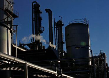 Ingresos petroleros se reducen 35.9% a julio