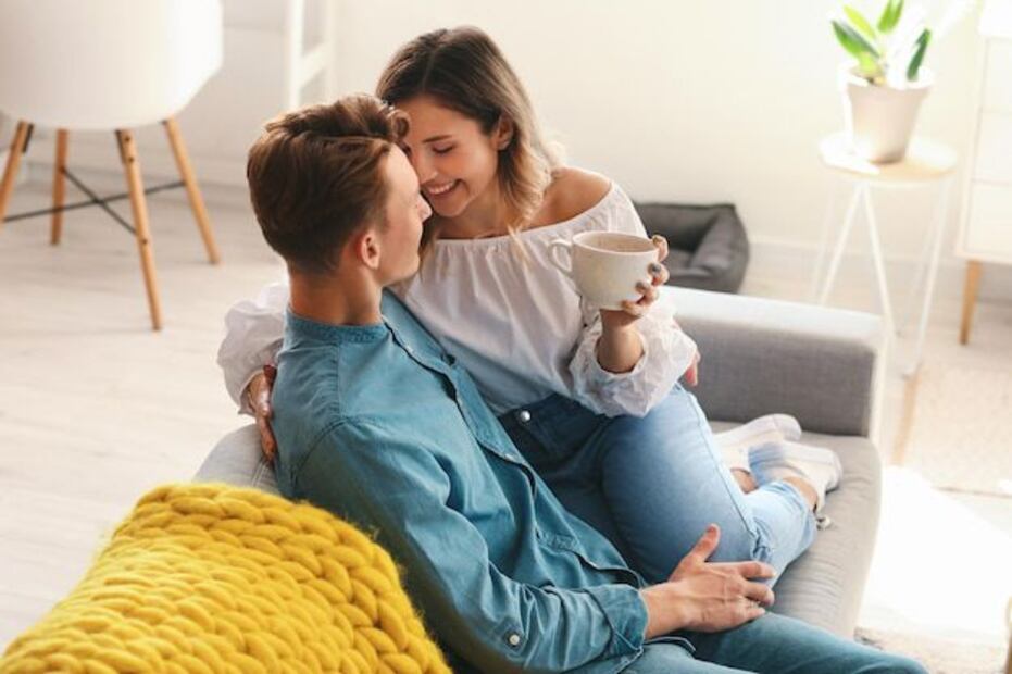 Los análisis de IA han encontrado que la convivencia prolongada antes del matrimonio reduce la probabilidad de divorcio. Fuente: Freepik.