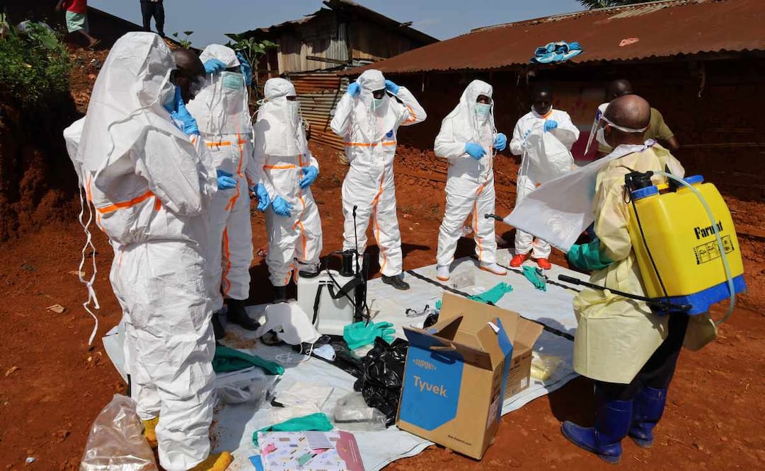 Imagen del 24 de mayo de 2026 de trabajadores médicos portando trajes protectores previo al trabajo de desinfección, en Mongbwalu, en la provincia de Ituri, República Democrática del Congo (RDC). La Organización Mundial de la Salud reveló el lunes que un brote de ébola que se está propagando con rapidez en la RDC ha causado 220 muertes sospechosas, mientras las autoridades de salud luchan para ponerse al día con la epidemia. Foto: Xinhua