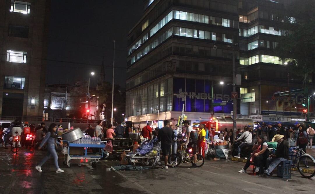 Después de 9 horas, sigue el bloqueo en Avenida Juárez, Colonia Centro Histórico. Foto: Francisco Rodríguez - EL UNIVERSAL