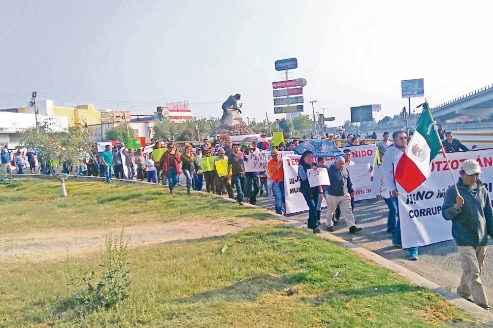 Las protestas en contra del gasolinazo continúan, aunque ya no se presentan saqueos. Ayer, vecinos de Tepotzotlán se manifestaron en la autopista México- Querétaro y dieron paso libre en la caseta de cobro (REBECA JIMÉNEZ. EL UNIVERSAL)