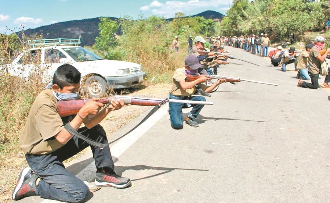 En Chilapa 19 niños armados y vestidos de policías comunitarios fueron presentados el miércoles para enfrentar los posibles embates de Los Ardillos. Foto: ESPECIAL