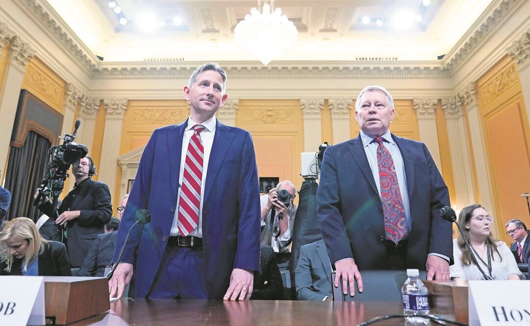 Greg Jacob, exabogado del exvicepresidente Mike Pence (izq.), y Michael Luttig, juez federal jubilado, ante el Comité del Congreso que indaga el asalto de 2021 al Capitolio. 