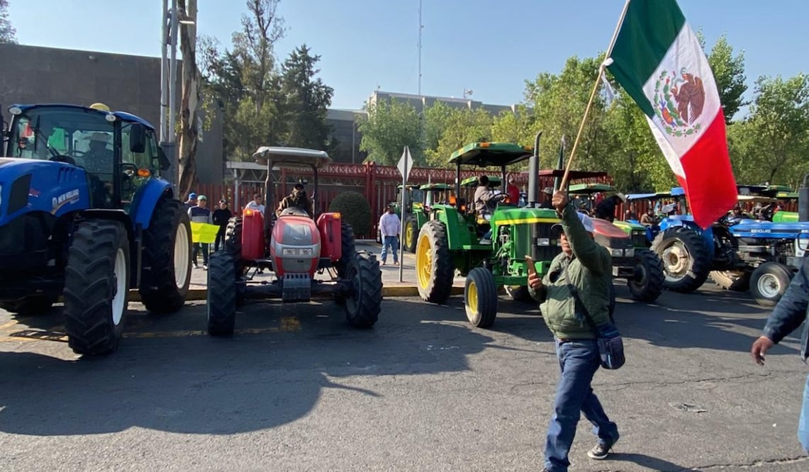 Campesinos bloquean la Cámara de Diputados en protesta por la reforma a la Ley Nacional de Aguas que se debatirá esta mañana en comisiones en la Ciudad de México, el 3 de diciembre de 2025. Foto: Valente Rosas/EL UNIVERSAL