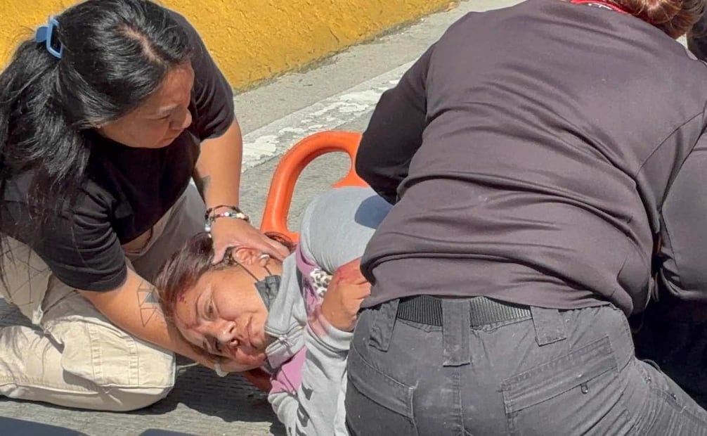 Manifestantes bloquean Circuito Interior para exigir justicia por secuestro; una mujer fue atropellada.
Foto: Especial.