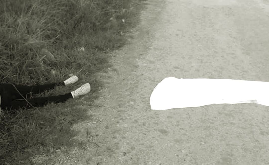 La joven estaba vestida de pantalón azul de mezclilla, blusa negra, brasier azul y calcetas rosas. Foto: Especial