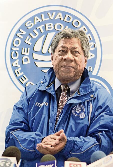 Ramón Maradiaga, DT de El Salvador, se alista para el duelo (ÓSCAR RIVERA. EFE)