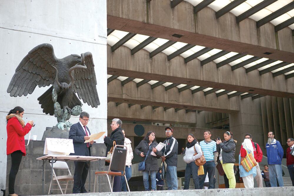 Ricardo Monreal, desde que resultó vencedor en las elecciones pasadas, una vez al mes recoge denuncias de los habitantes de la delegación que gobernará. Foto: ARCHIVO EL UNIVERSAL