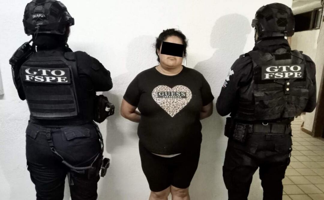 La presunta agresora fue identificada como Norma Patricia y fue quien salió del domicilio con el artefacto explosivo en la mano amenazando a los oficiales en Guanajuato (07/05/2025). Foto: Especial