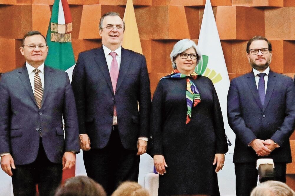 Marcelo Ebrard y Graciela Márquez Colín (al centro) fueron anfitriones de la Reunión del Consejo de Ministros. Foto: REUTERS