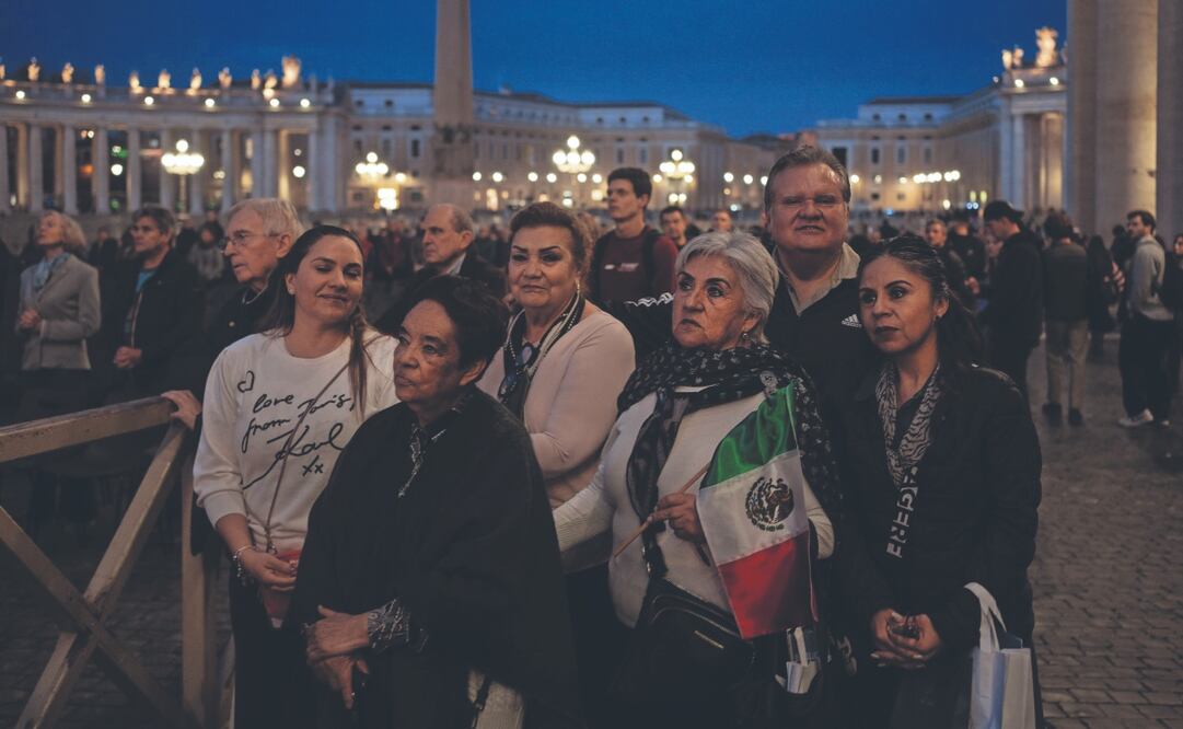 En la Plaza de San Pedro, turistas mexicanos escucharon el rosario que se reza todos los días a las 18:00 horas para pedir por la salud del papa Francisco. FOTO: FÉLIX MÁRQUEZ