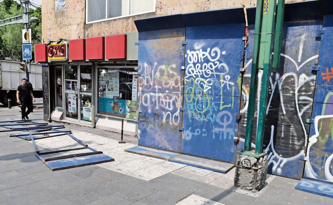 Comercios ubicados en el primer cuadro de la Ciudad de México colocaron vallas metálicas para proteger sus instalaciones de actos vandálicos. Foto: Carlos Mejía 7 EL UNIVERSAL