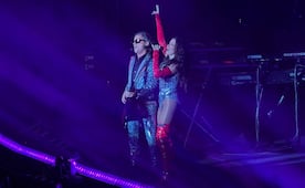 Aitana Derbez debuta en el escenario junto a Alessandra Rosaldo durante concierto de Sentidos Opuestos