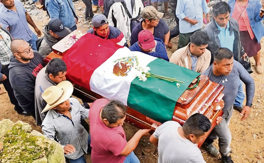 El féretro del diputado fue llevado a su domicilio en Tepenacaxtla, para sepultarlo al lado de su padre. Foto: Especial