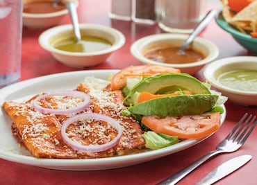 Qué lleva la salsa roja para las enchiladas