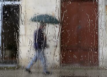 Estudio sugiere que la lluvia transporta microplásticos a la atmósfera