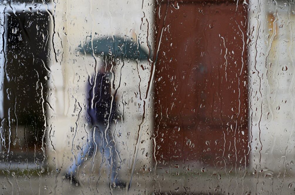 Una gota de lluvia golpea la superficie del agua contaminada con plásticos. Foto: EFE/Pedro Puente Hoyos, archivo