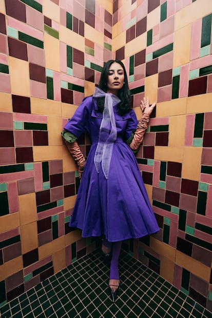 Vestido de la colección primavera - verano 2026 de Prada. Aretes: Otalora Rohana. Foto: Angie Pineda