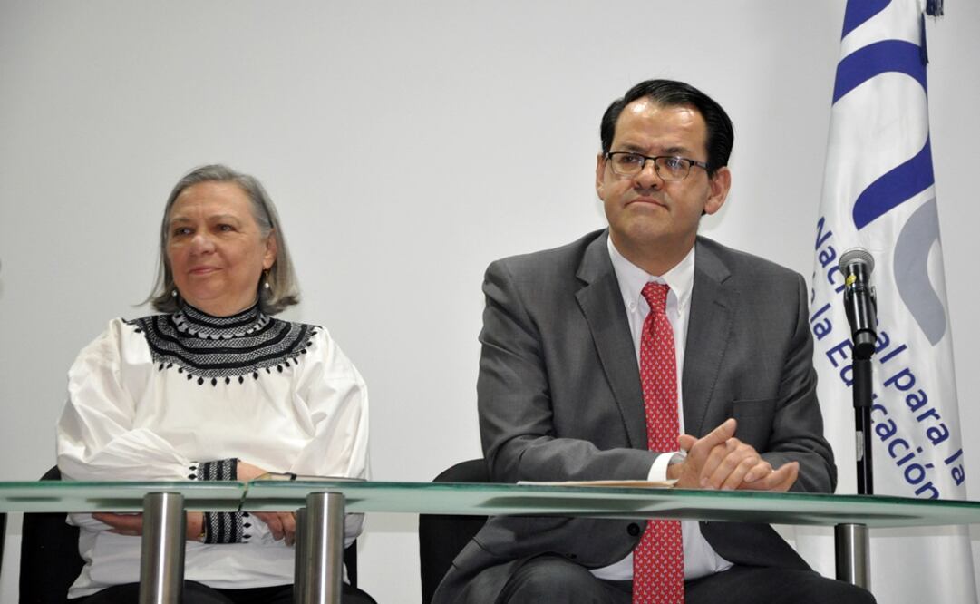 Sylvia Schmelkes del Valle y Bernardo Naranjo Piña, consejeros que integran Junta de Gobierno del INEE (Tomada de Twitter @INEEmx)