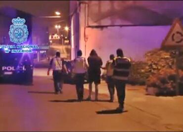 Detienen a hombre por promover terrorismo con playeras