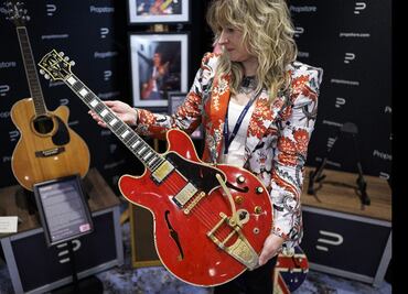 Venden la guitarra de Noel Gallagher rota por su hermano Liam, de Oasis