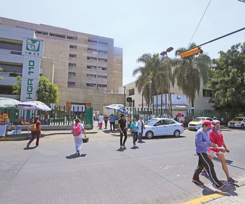 En la Clínica 110 del IMSS ocurrió una de las dos muertes por coronavirus registradas oficialmente en Jalisco; temen más casos. CARLOS ZEPEDA. EL UNIVERSAL