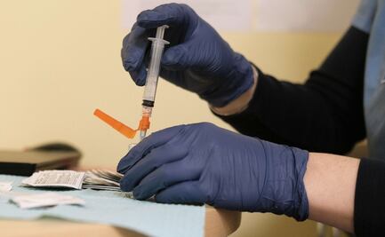 EU comienza vacunación contra Covid-19 en farmacias; disminuyen contagios en el país