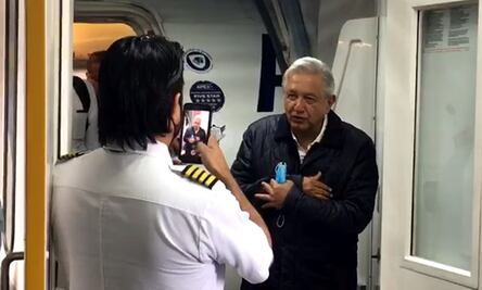 Piloto pide a AMLO saludos para su mamá, quien dice “ve todos los días la mañanera”