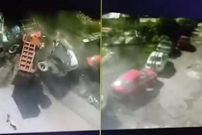 Así fue el momento de la volcadura de un camión de carga en Huixquilucan