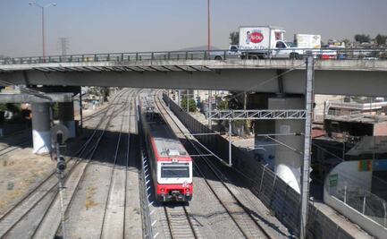 Camioneta cae a vías del Tren Suburbano; usuarios reportan atrasos 