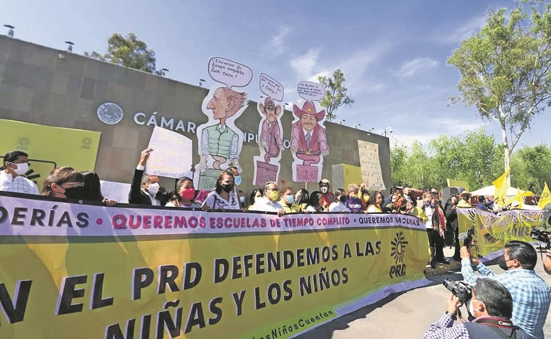 Padres de familia e integrantes del PRD protestaron frente a la Cámara de Diputados por la desaparición el programa de Escuelas de Tiempo Completo. Foto: Especial.